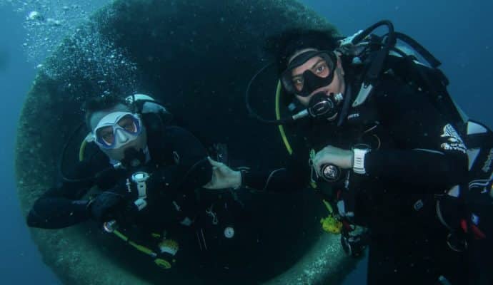 diving in wreck site