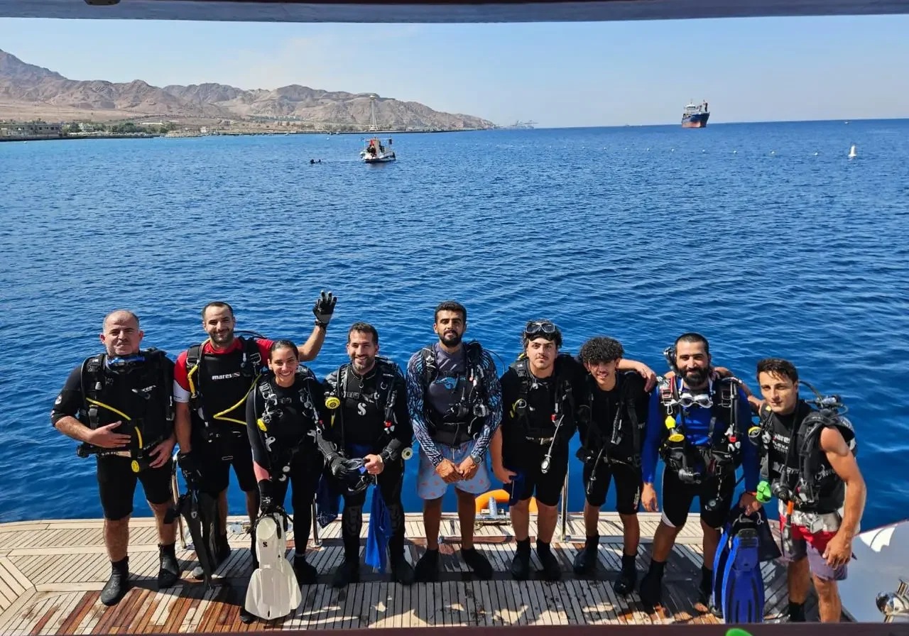 Clean-up dive on boat Clean-up dive on boat