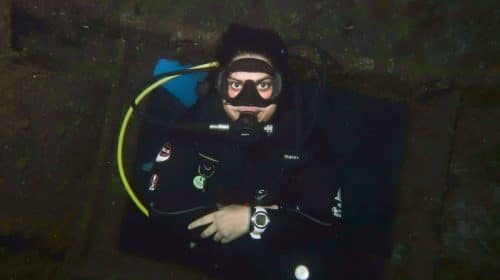 diving in wreck site