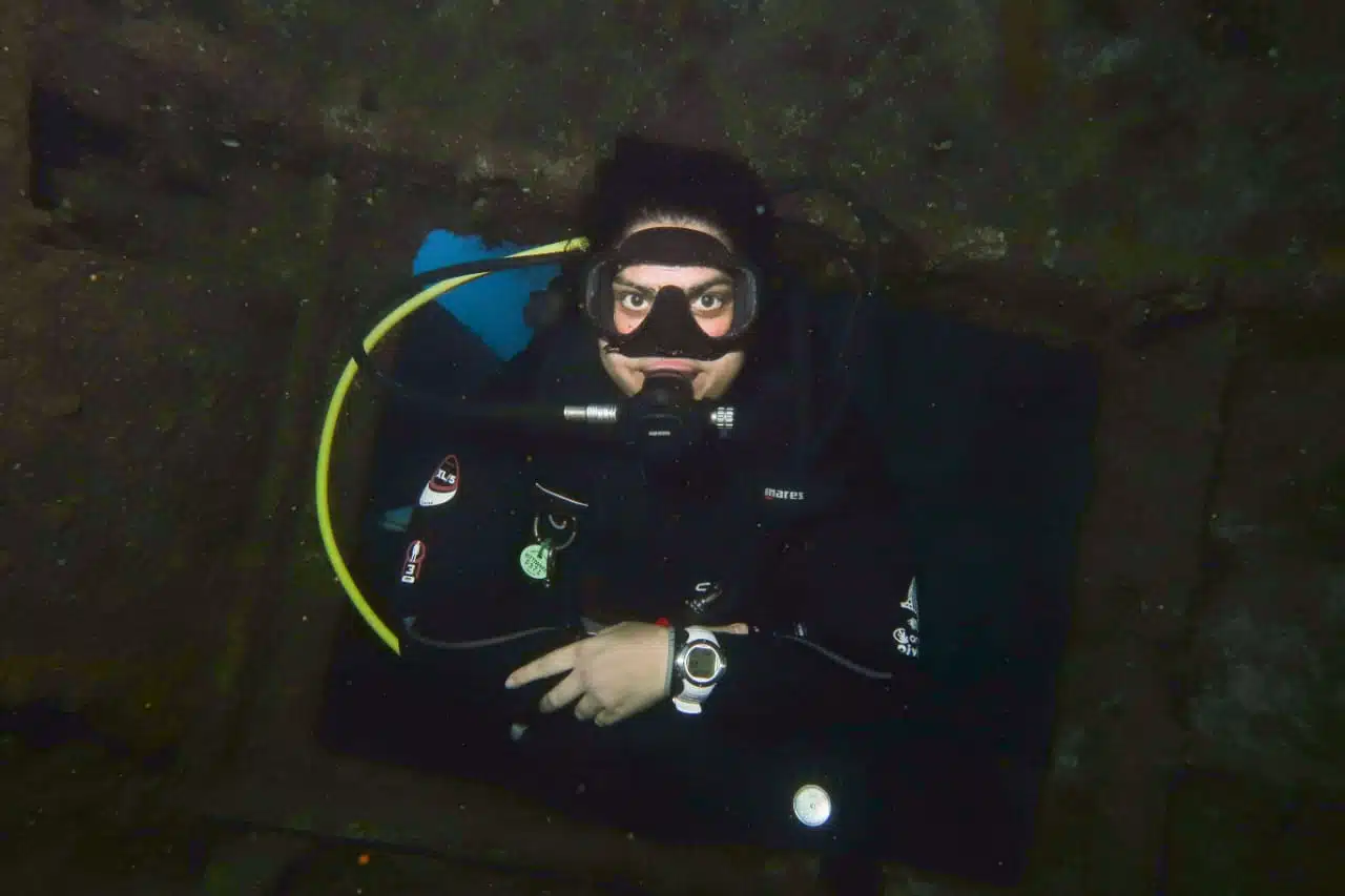 certefecate-diver in aqaba diving in wreck site