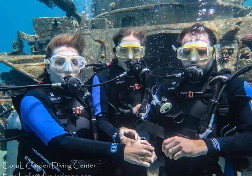 friends try dive in aqaba without certification
