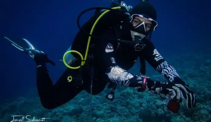 she dive certified girl diver