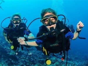 beginner level, dive instructor take care of his student when try dive, Курсы дайвинга в Иордании